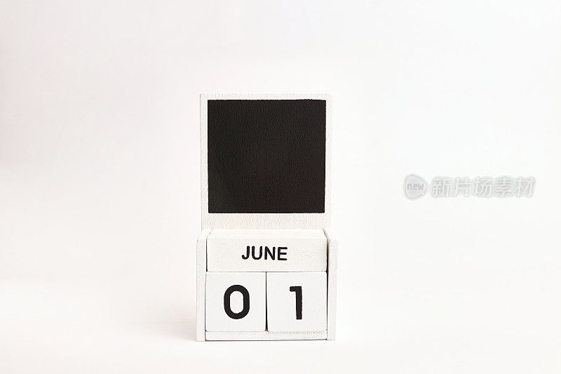 日期为6月1日的日历和设计师的位置。说明某一特定日期的事件。