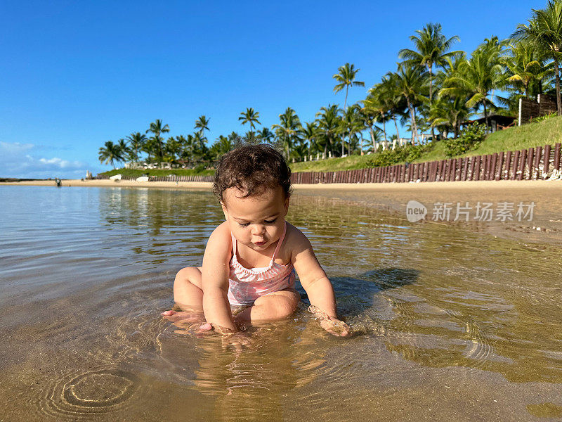 孩子在玩海沙