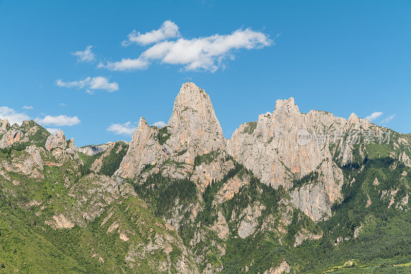 中国甘南扎加纳石山的神秘景观