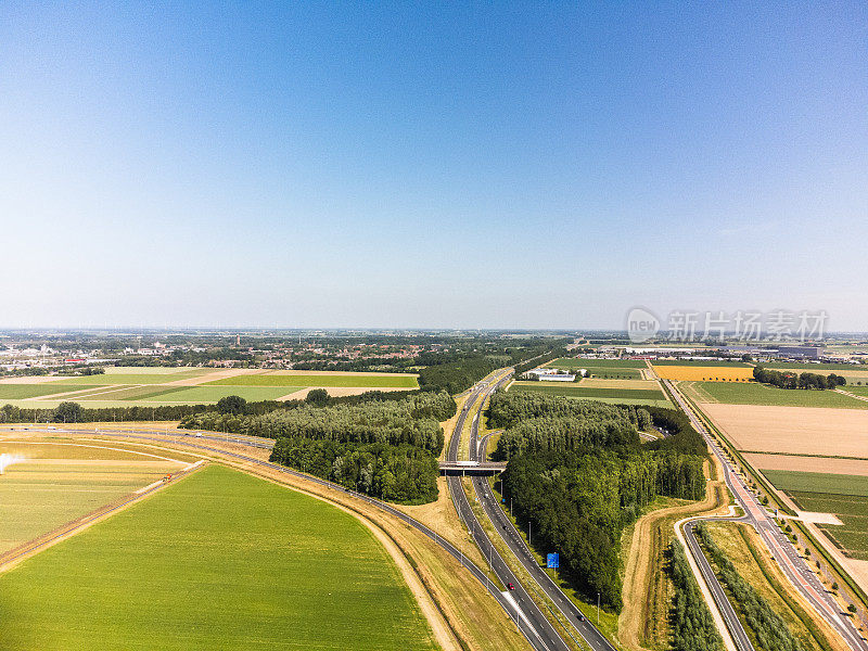 公路交叉口鸟瞰图在春天