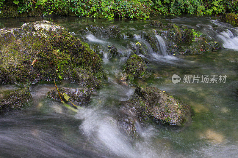 清澈的山河溪流