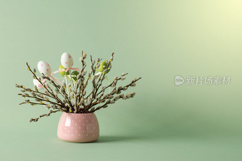 复活节彩蛋和柳枝和柳絮插在花瓶里