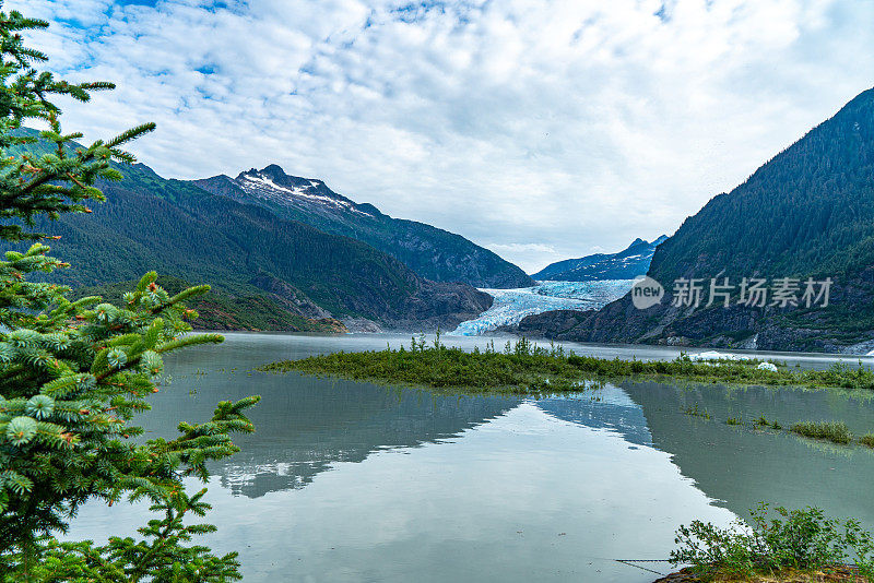 阿拉斯加朱诺的门登霍尔湖和门登霍尔冰川景观