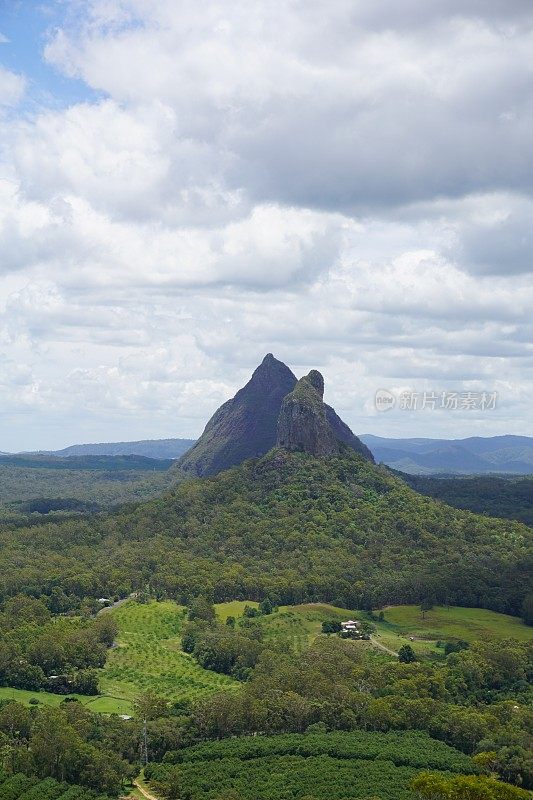 从澳大利亚昆士兰州玻璃屋山脉的Ngungun山顶俯瞰Coonowrin山和Beerwah山