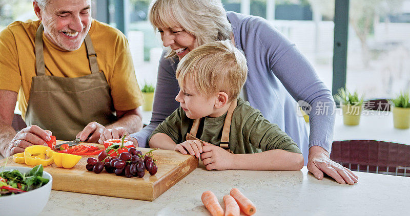 微笑，祖父母或孩子在家里做午餐，蔬菜或营养与爱。水果，快乐的爷爷或孩子与年迈的奶奶，照顾或食物的饮食，教学或学习