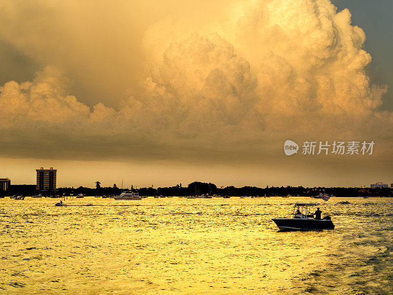 海滨城市景观和船在戏剧性的日落