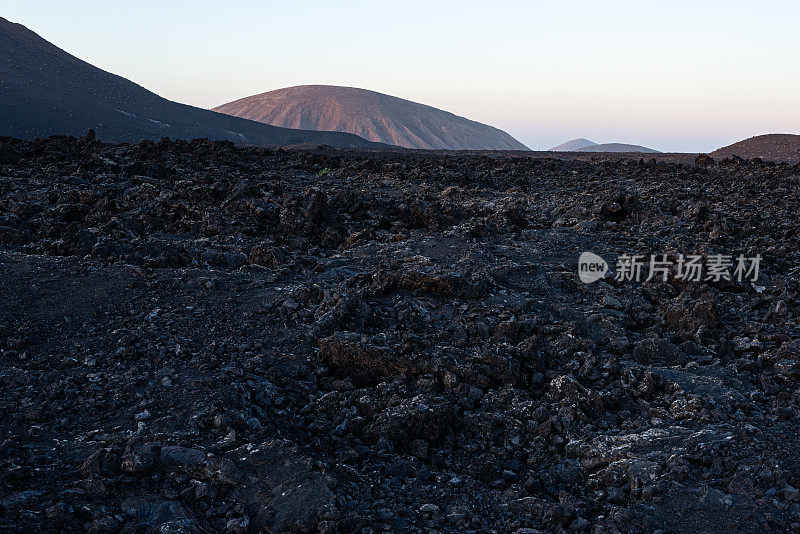 黄昏时分，兰萨罗特岛加那利岛的熔岩场