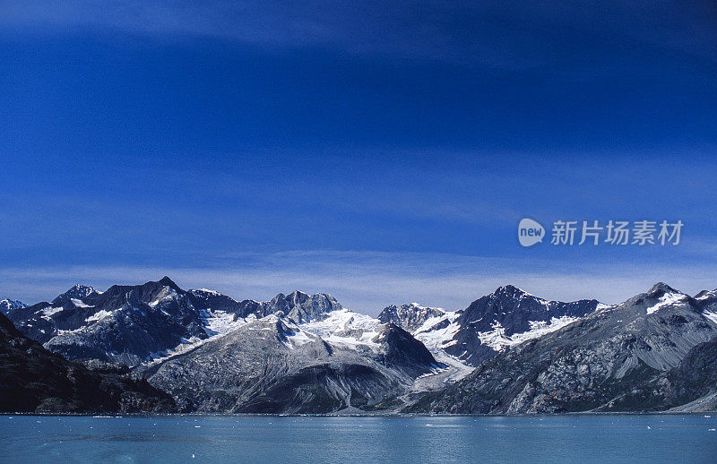 冰川湾的雪山和冰川一览无余