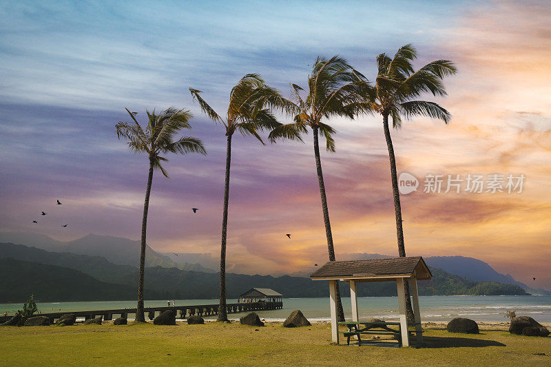 美国夏威夷考艾岛哈纳雷湾的日落