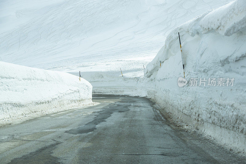 大雪中弯弯曲曲的道路