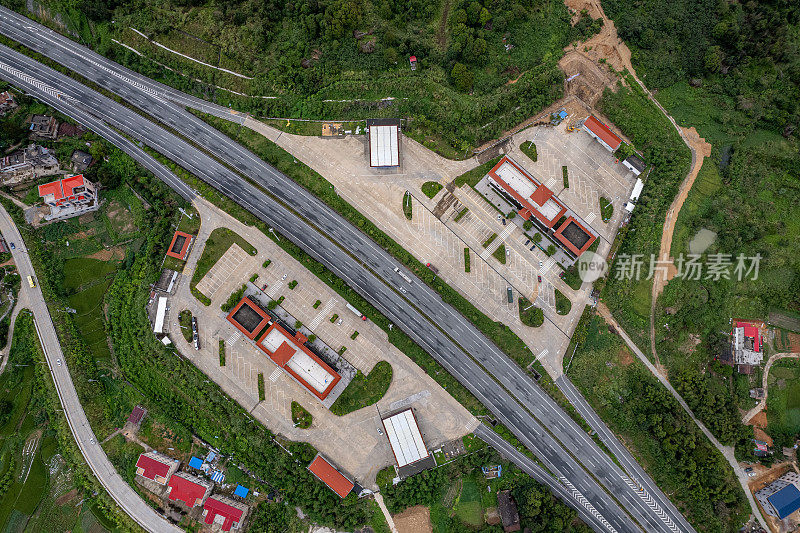 通过山区和农村地区的高速公路鸟瞰图