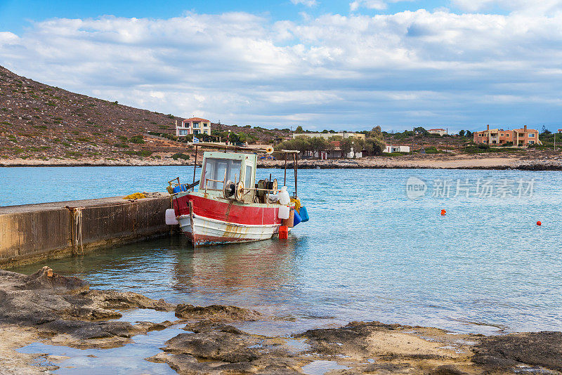 希腊克里特岛码头上的老渔船