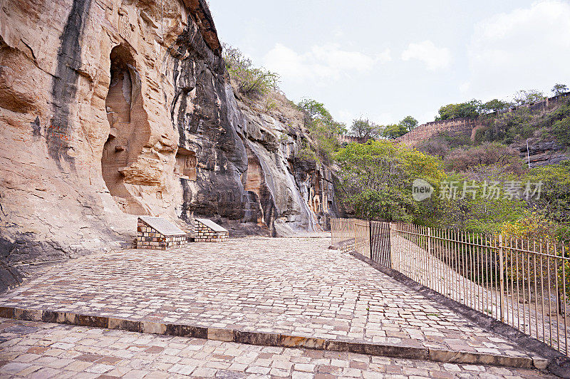 岩石切割耆那教图像Urwai门或Siddhanchal洞穴群，堡垒综合体，瓜廖尔，中央邦，印度