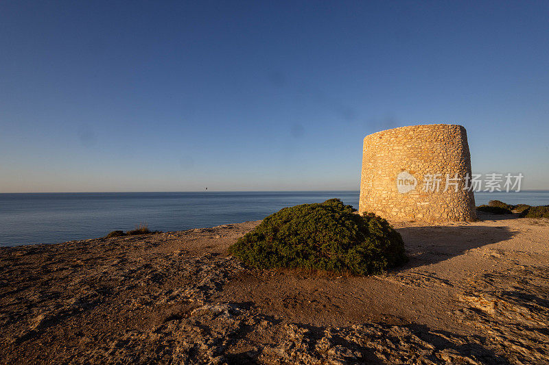 葡萄牙海岸上的一座设防的塔，建在长满生植物的岩石上