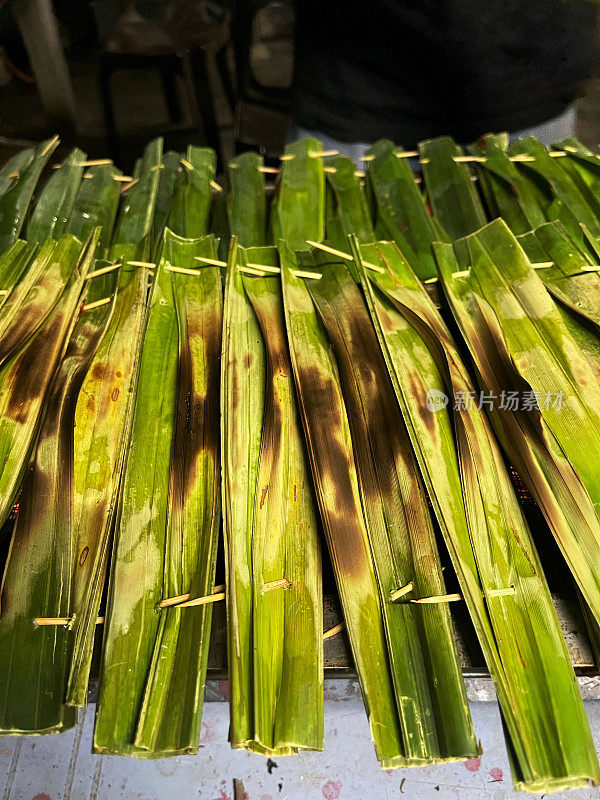 一种烤鱼饼叫做御竹御竹，是用磨碎的鱼肉、木薯淀粉和香料制成的