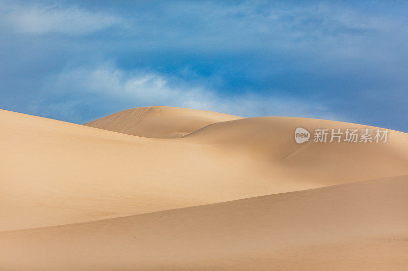 干燥干旱的沙漠景观景观，高大雄伟的沙丘和蓝天