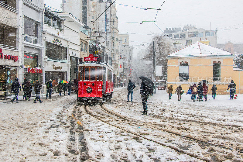 伊斯坦布尔，贝奥格鲁，Istiklal街的冬天和红色电车。