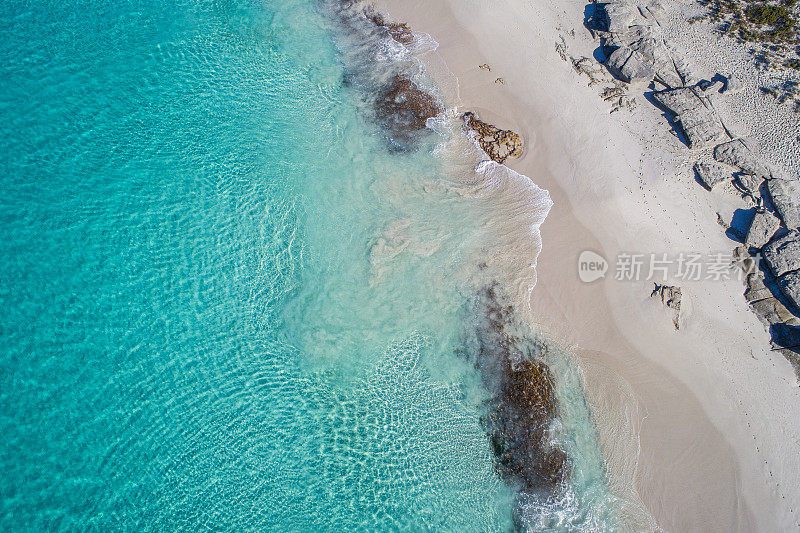 海滨鸟瞰图，沙滩和海水蓝色的海洋