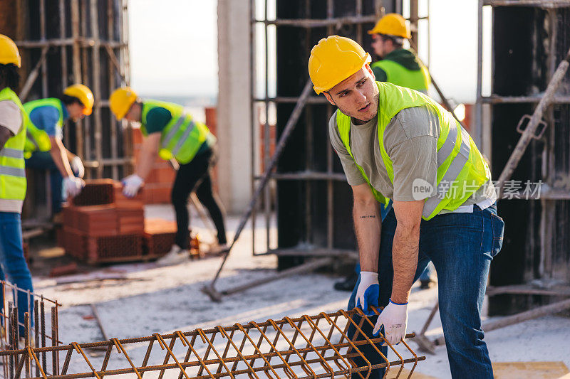 在建筑工地工作的男性建筑工人