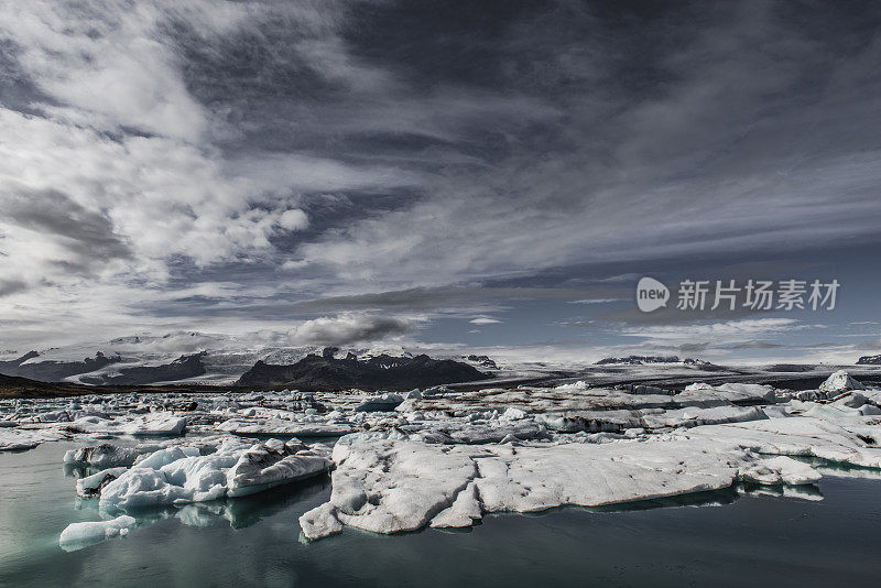 冰山漂浮在冰岛的Jokulsalon冰川泻湖