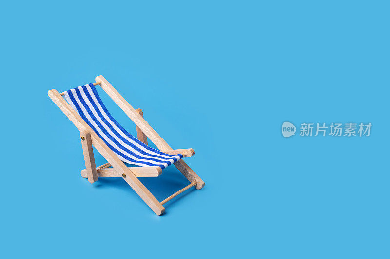 沙滩椅，海边日光浴床，旅游目的地，海边静修，蓝色背景
