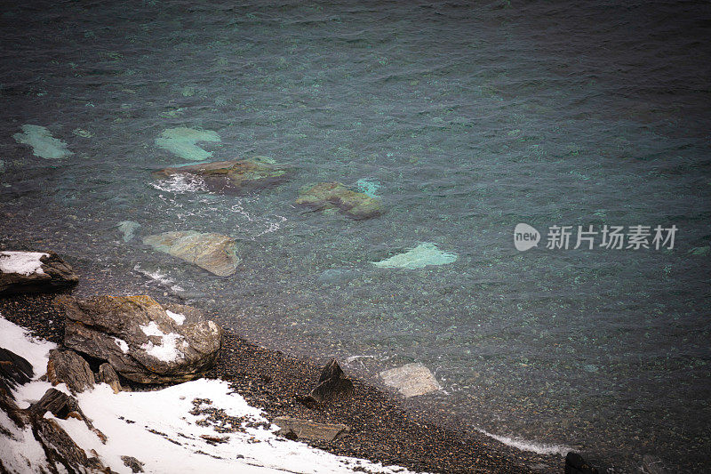 冬季挪威海的海岸线。