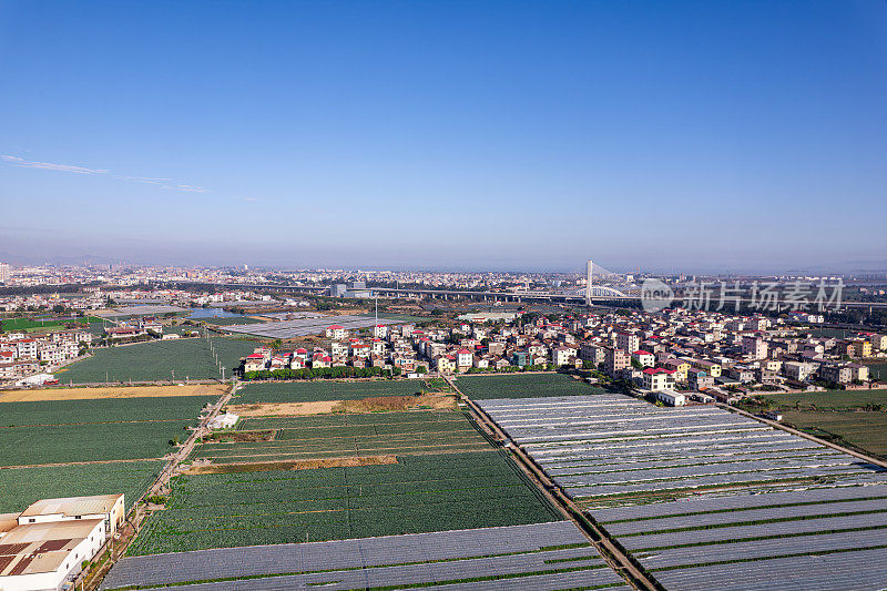 现代农业用地和农村建筑鸟瞰图