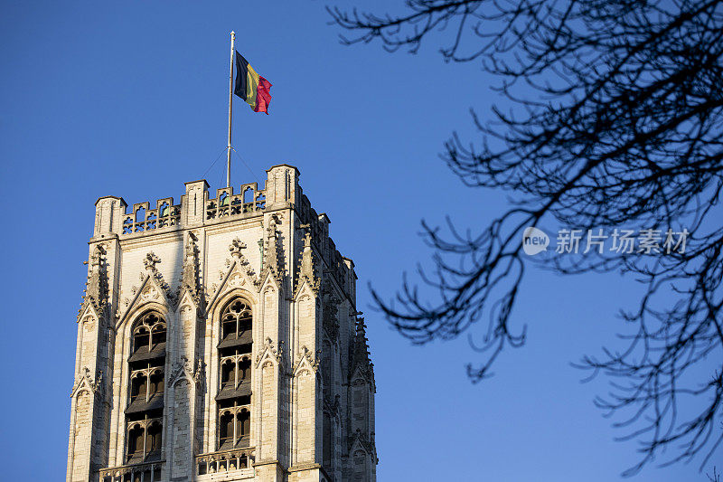 圣迈克尔和圣古杜拉大教堂矗立在阳光和蓝天下