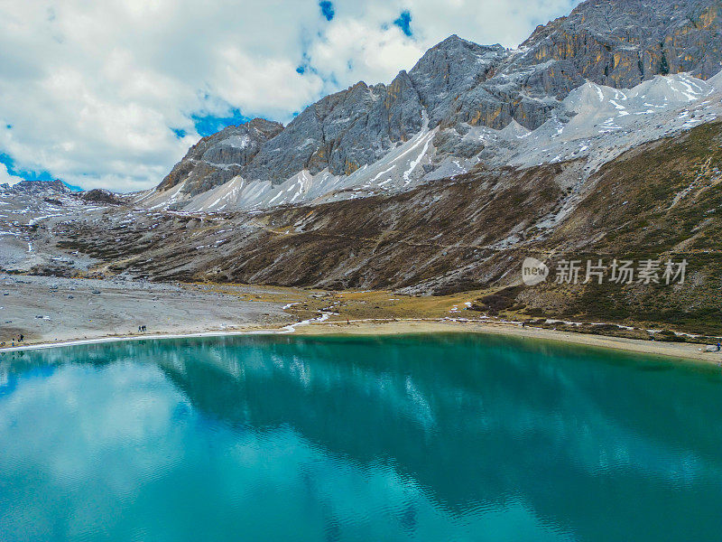 美丽的绿松石湖被称为牛奶湖，亚丁自然保护区五色湖，亚丁风景区位于中国四川稻城