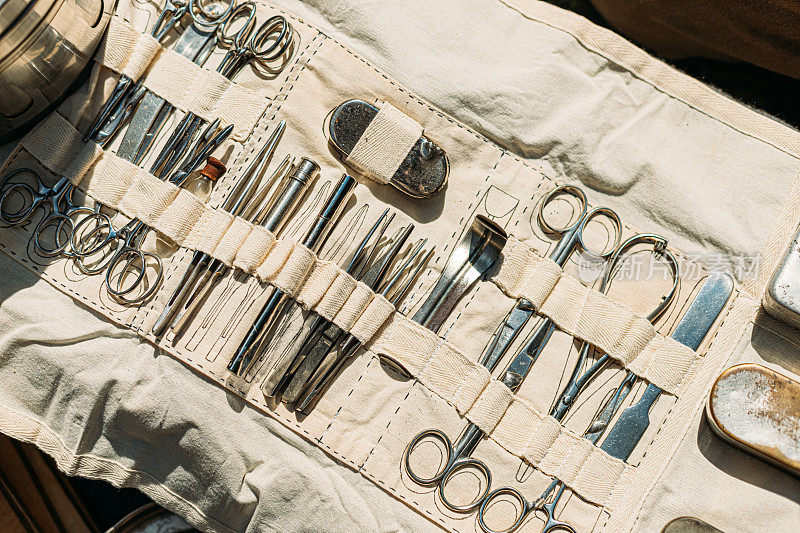 旧的医疗和外科器械。许多外科手术器械。旧的不同的金属医疗器械对象。复古不锈钢手术设备工具