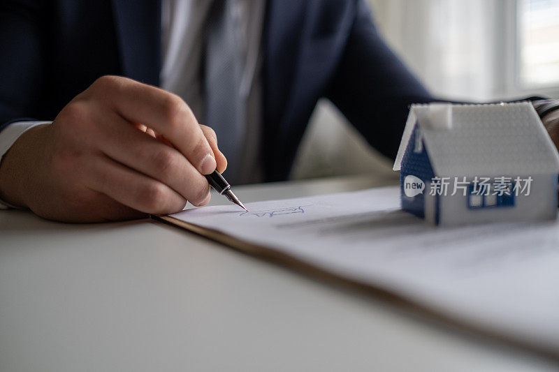 商人签订合法的房地产合同协议书，房屋保险。