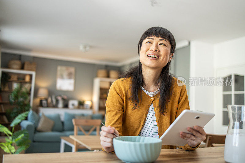 享受早晨吃一顿清淡的早餐，浏览社交网络