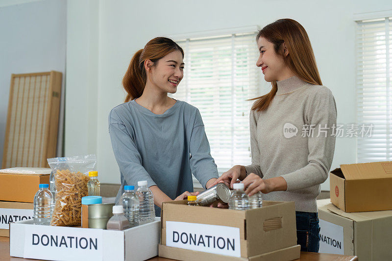 慈善、捐赠、志愿的理念。志愿者准备盛有食物的饭盒，准备捐赠给家里的穷人、灾民