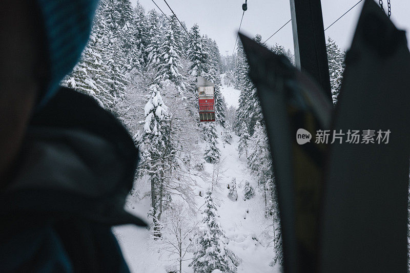 粉雪覆盖了贡多拉和森林