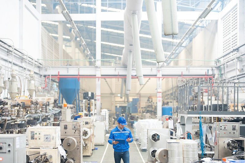 欧洲男性工程师在管理塑料和钢铁工厂的工业机械方面发挥着关键作用，确保全球出口的精度和效率。
