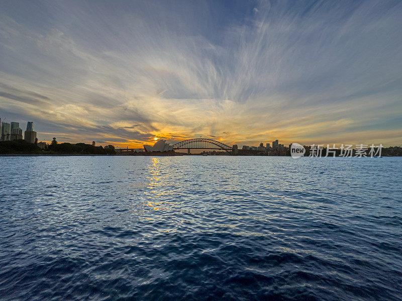 2024年4月29日星期一，澳大利亚新南威尔士州悉尼海港大桥日落时天空的美丽色彩
