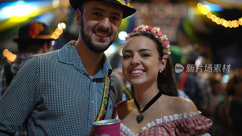 年轻夫妇肖像在慕尼黑啤酒节在布鲁梅瑙，圣卡塔琳娜，巴西