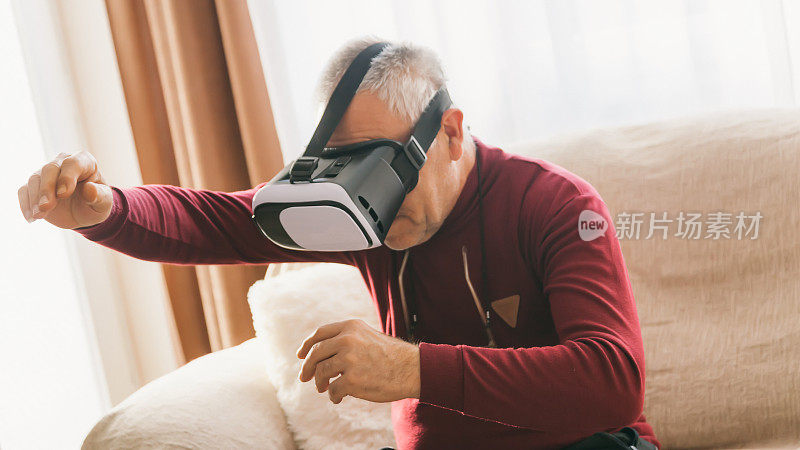 老人使用VR眼镜