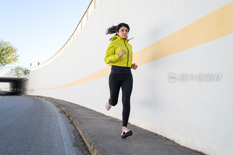 成年女子在城市街道上奔跑