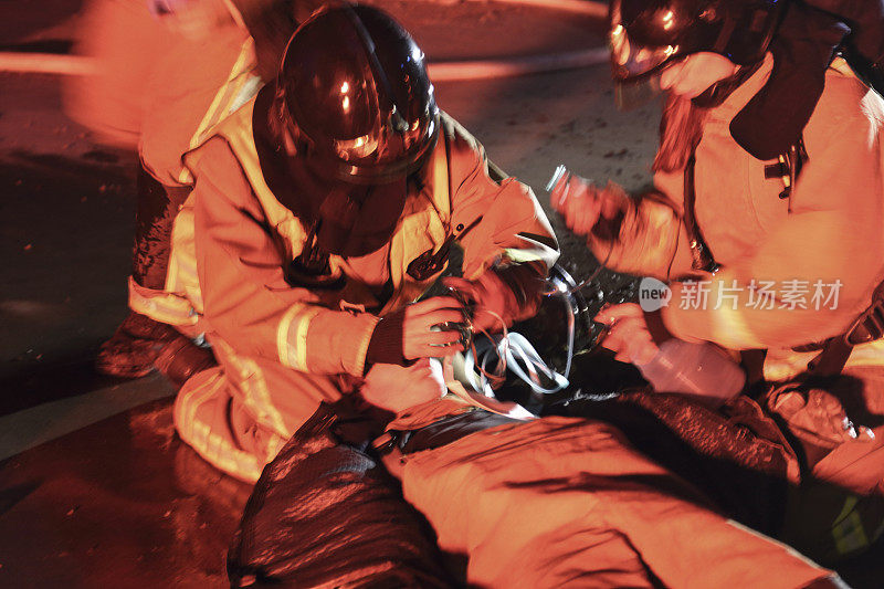 消防员在帮助一名受伤的男子