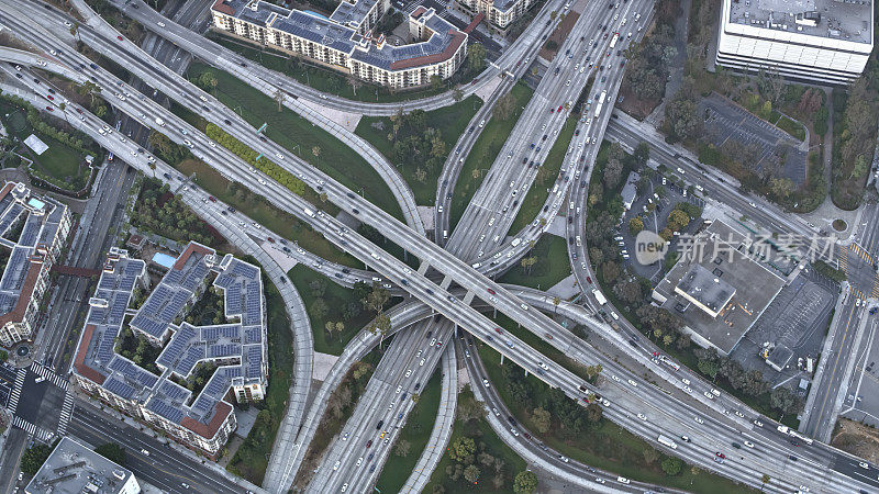 鸟瞰图的一个复杂的高速公路十字路口在加利福尼亚