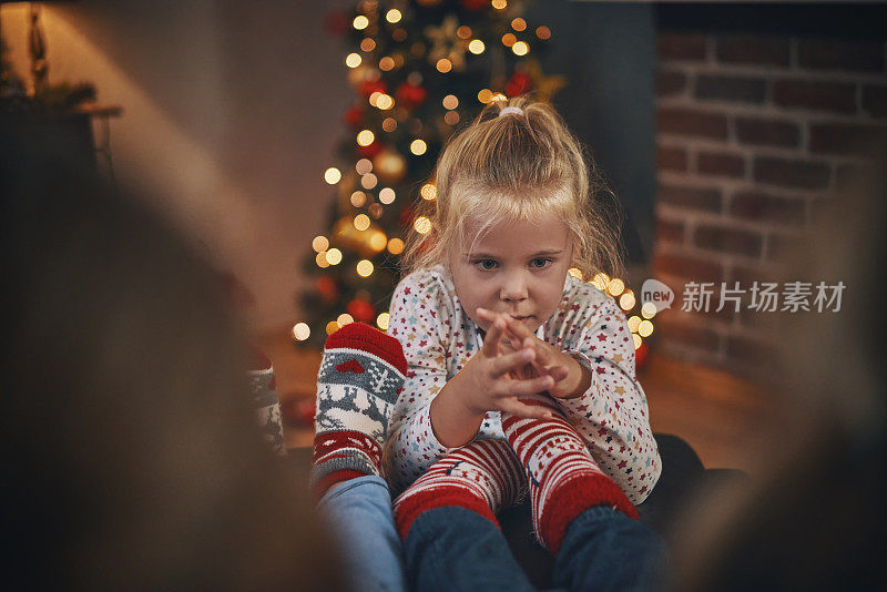 可爱的孩子们穿着圣诞袜坐在舒适的气氛中