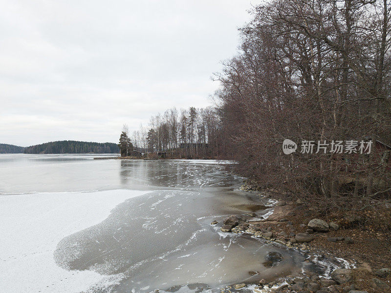 这是一架无人机在芬兰拍摄的冬季冰冻湖的鸟瞰图