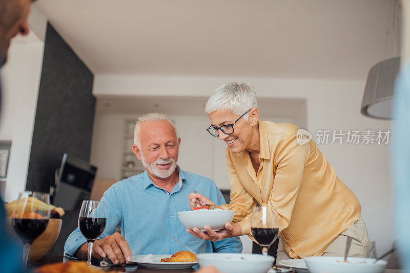 年长的女人为她的丈夫准备午餐