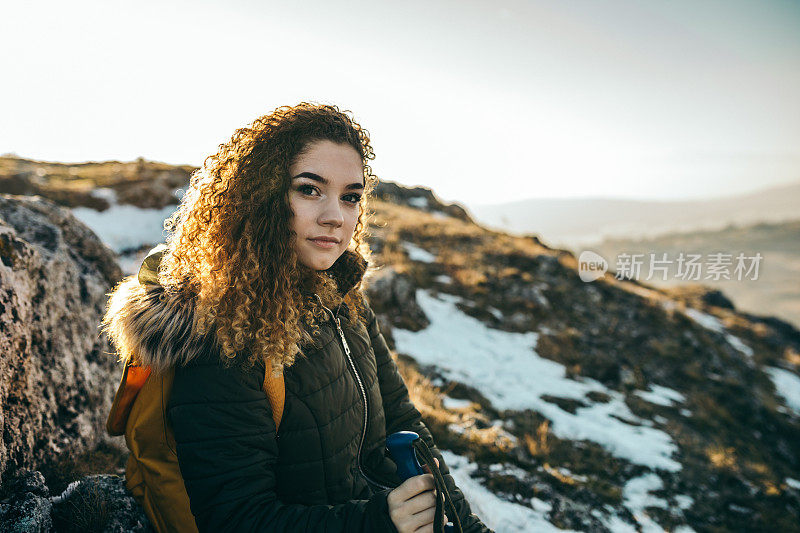 一个女人独自在山路上跋涉