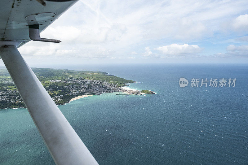 康沃尔郡圣艾夫斯海岸上空的轻型飞机鸟瞰图