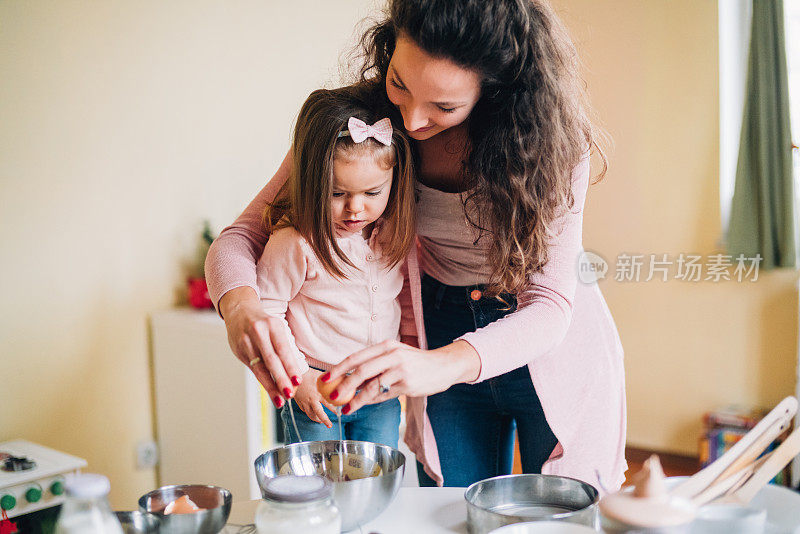 快乐的母女在厨房里