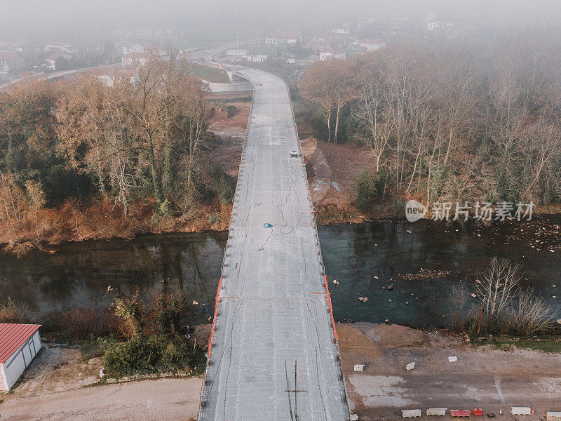 桥正在建设中