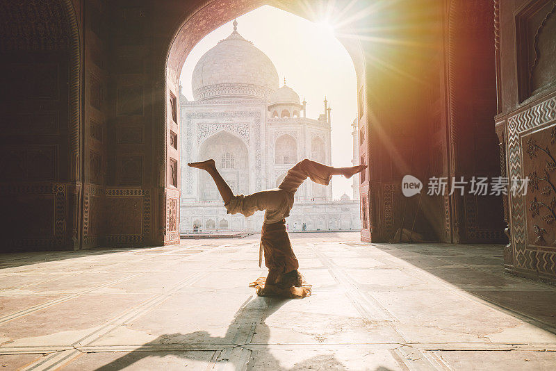 瑜伽人在印度泰姬陵的倒立姿势