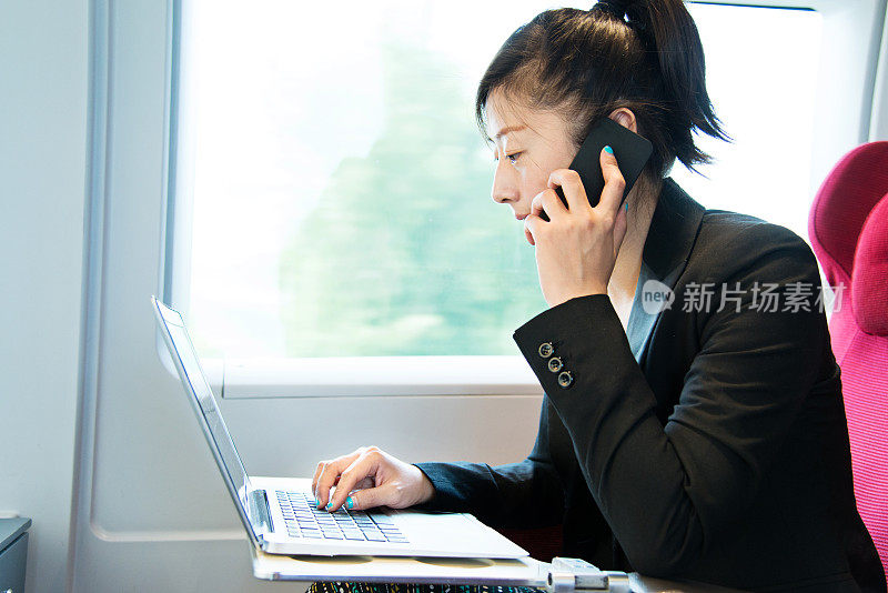 年轻女子在上班途中使用笔记本电脑工作
